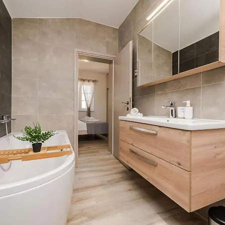 Luxury With Heated Pool, Jacuzzi And Sauna
