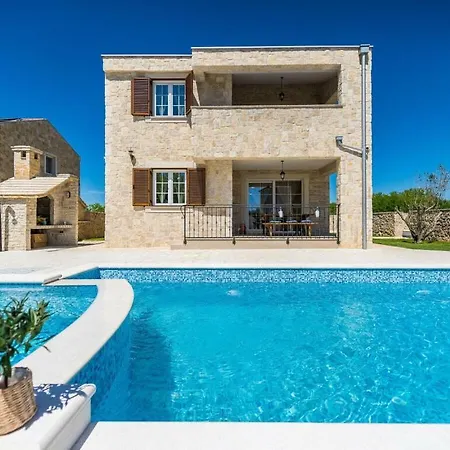 Luxury With Heated Pool, Jacuzzi And Sauna