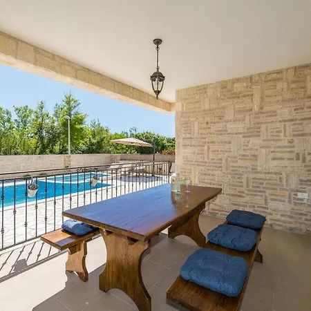 Luxury With Heated Pool, Jacuzzi And Sauna Feriehus Privlaka (Zadar)